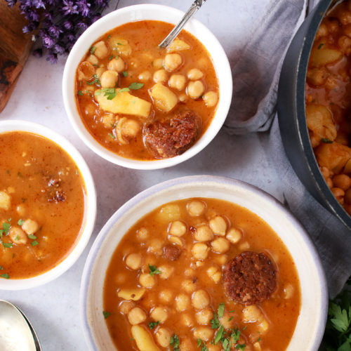 Guiso de garbanzos con chorizo vegano 